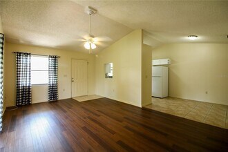 6324 Highland Gardens Ct in Lakeland, FL - Foto de edificio - Building Photo