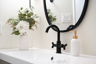 8586 E Indian School Rd in Scottsdale, AZ - Building Photo