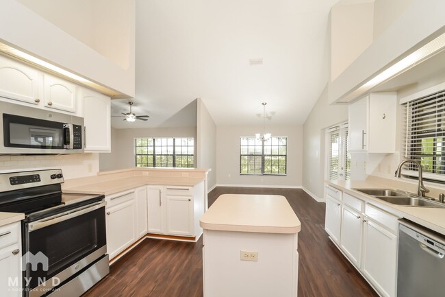 4680 Marsh Harbor Dr in Tavares, FL - Foto de edificio - Building Photo