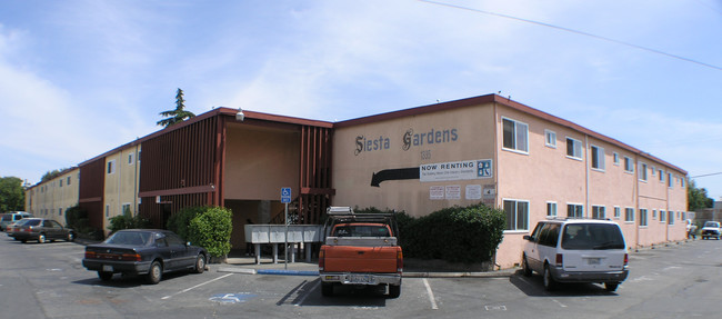 Siesta Garden Apartments in Fairfield, CA - Building Photo - Building Photo