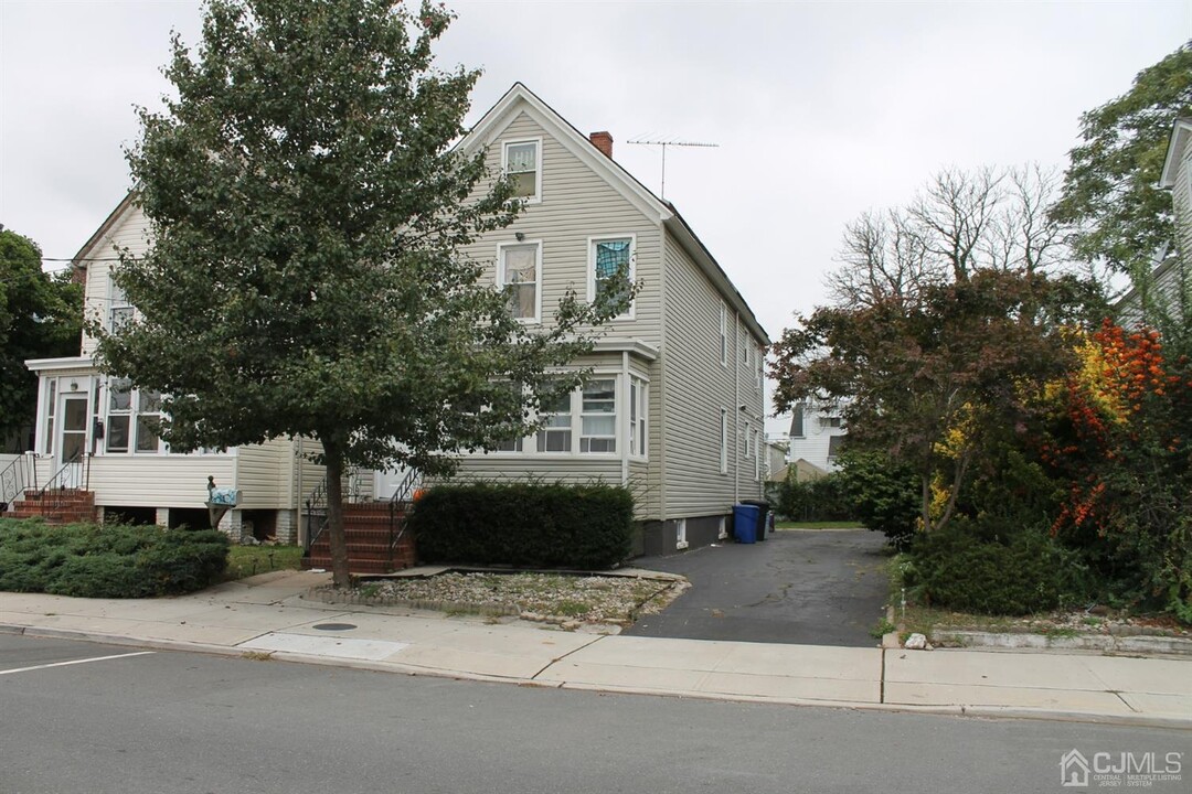 181 Pershing Ave in Carteret, NJ - Building Photo