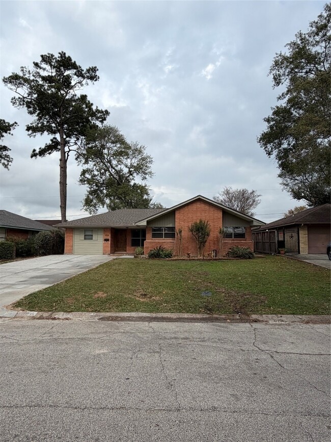 1206 Stonecrest Dr in Houston, TX - Building Photo - Building Photo