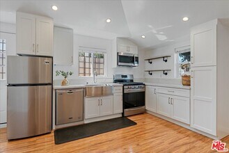 6724 Mammoth Ave in Los Angeles, CA - Building Photo - Building Photo