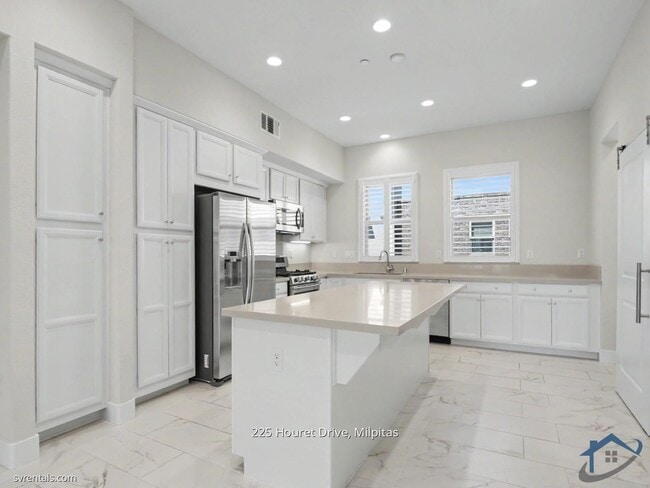 225 Houret Dr in Milpitas, CA - Foto de edificio - Building Photo