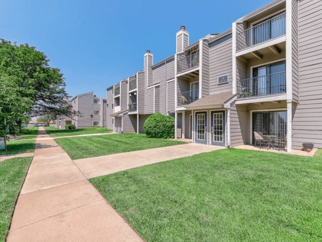 The Club at Cherry Hills Apartments in Wichita, KS - Building Photo - Building Photo