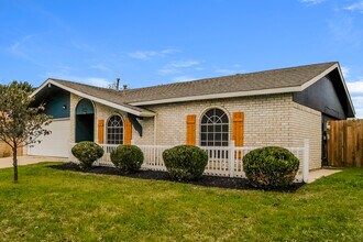 305 Pebblebrook St in Arlington, TX - Foto de edificio - Building Photo