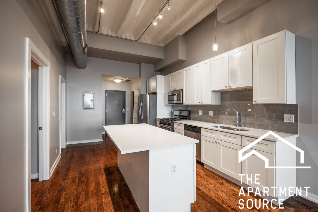7064 N Clark St in Chicago, IL - Building Photo