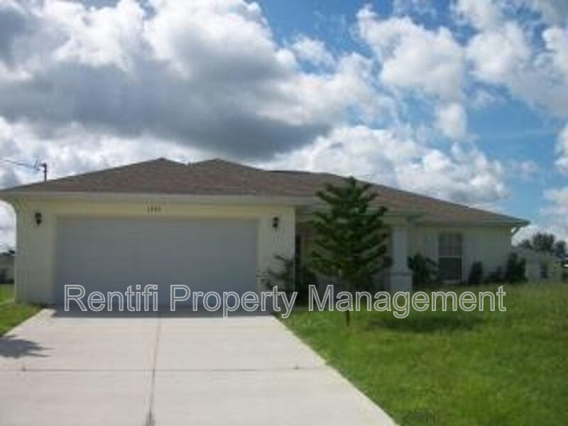 1232 Bayou St E in Lehigh Acres, FL - Foto de edificio