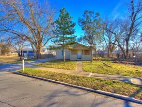 720 E Gray St in Norman, OK - Foto de edificio - Building Photo