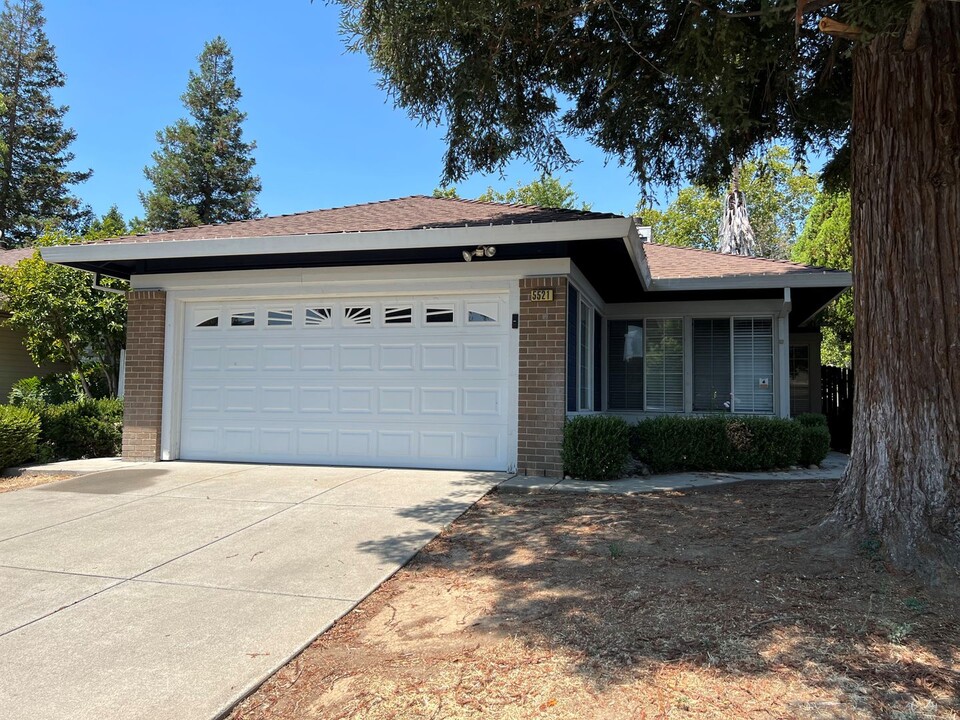 5521 Blue Sapphire Way in Elk Grove, CA - Building Photo