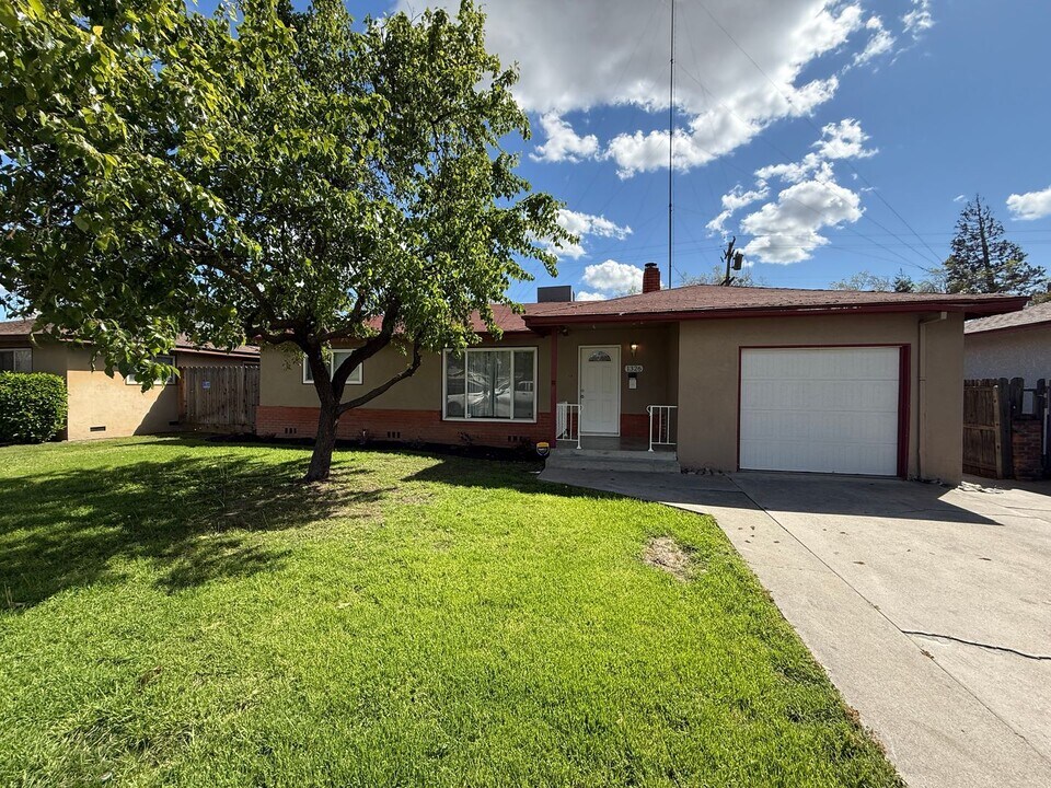 1326 W Orangeburg Ave in Modesto, CA - Building Photo