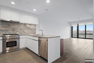 320 Adolphus Ave, Unit 812 in Cliffside Park, NJ - Building Photo