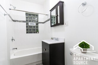 1056 W Lill Ave, Unit 2A in Chicago, IL - Foto de edificio - Building Photo