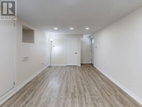 33 Angus Dr in Toronto, ON - Building Photo - Building Photo