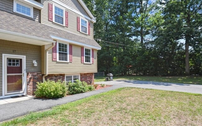 27 Pine St in Pepperell, MA - Foto de edificio - Building Photo