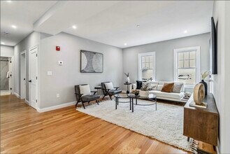 16 Alston St in Somerville, MA - Building Photo - Building Photo