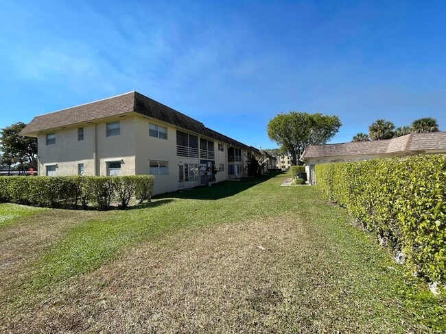 9911 SW Sandalfoot Blvd, Unit 112 in Boca Raton, FL - Foto de edificio - Building Photo