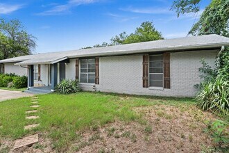 2712 St Edwards Cir, Unit B in Austin, TX - Building Photo - Building Photo