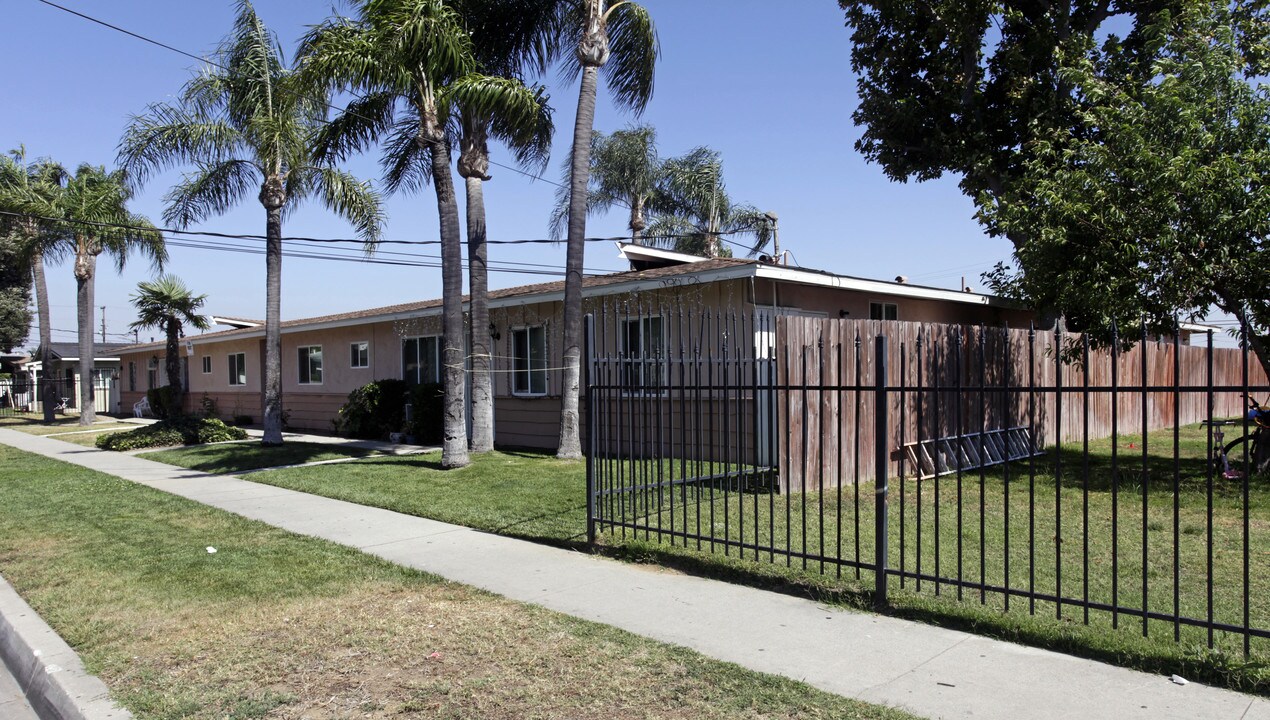 343-359 W Ramona Dr in Rialto, CA - Building Photo