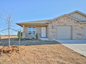 678 Grand Sycamore Dr in Goldsby, OK - Foto de edificio - Building Photo