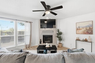 2162 E Arkansas Ln in Arlington, TX - Building Photo