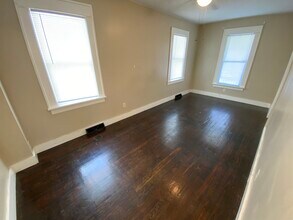 321 N Wenger Ave in Mishawaka, IN - Foto de edificio - Building Photo