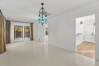 945 Marco Pl in Los Angeles, CA - Foto de edificio - Building Photo