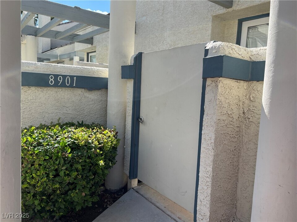 8901 Antioch Way in Las Vegas, NV - Building Photo