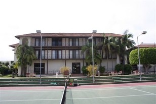 Los Caballeros Villas in Fountain Valley, CA - Building Photo