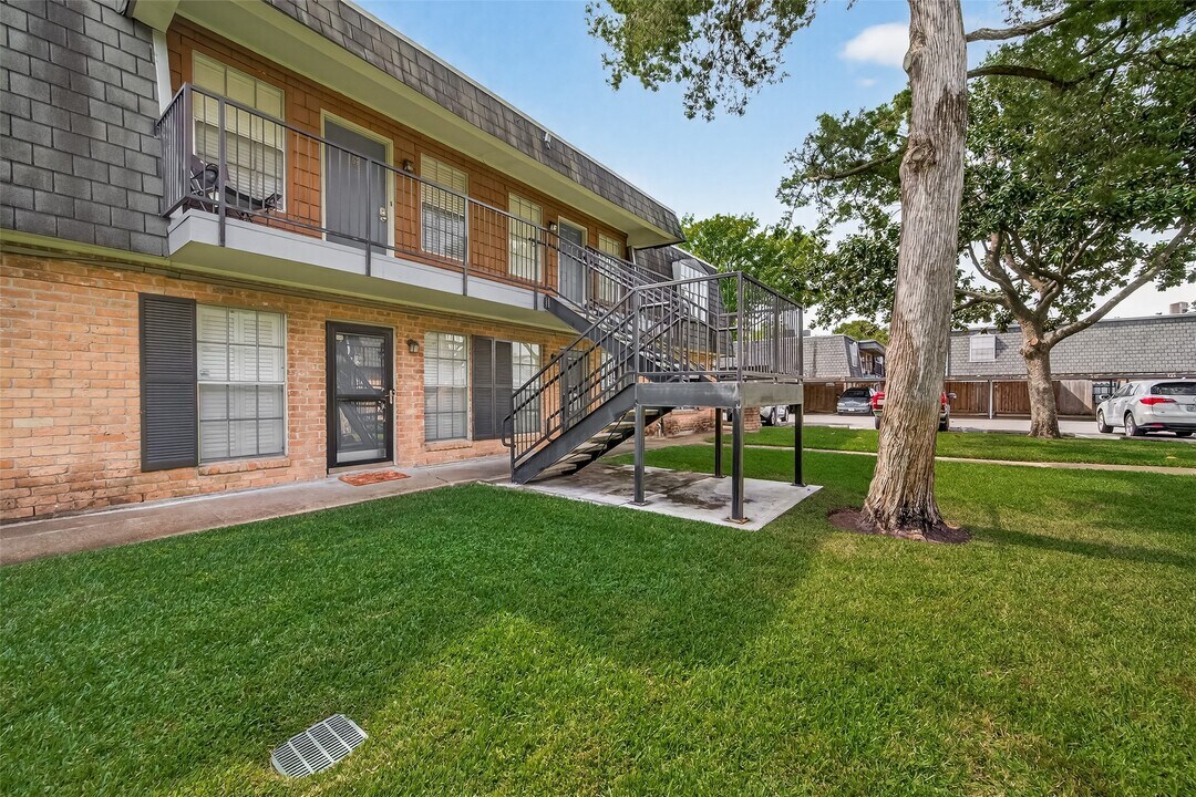 9017 Gaylord Dr in Houston, TX - Building Photo