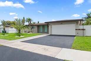 8440 SW 201st St in Cutler Bay, FL - Building Photo