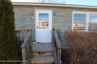 150-154-154 W Main St in Port Ewen, NY - Building Photo - Building Photo