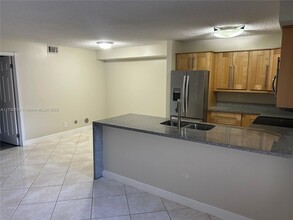 7650 Westwood Dr in Tamarac, FL - Building Photo - Building Photo