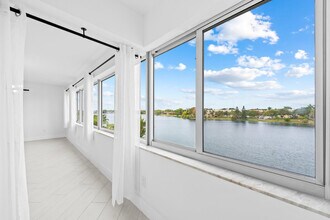 877 NE 195th St in Miami, FL - Building Photo - Building Photo