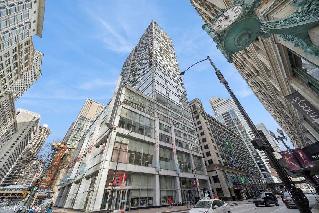 8 E Randolph St in Chicago, IL - Building Photo