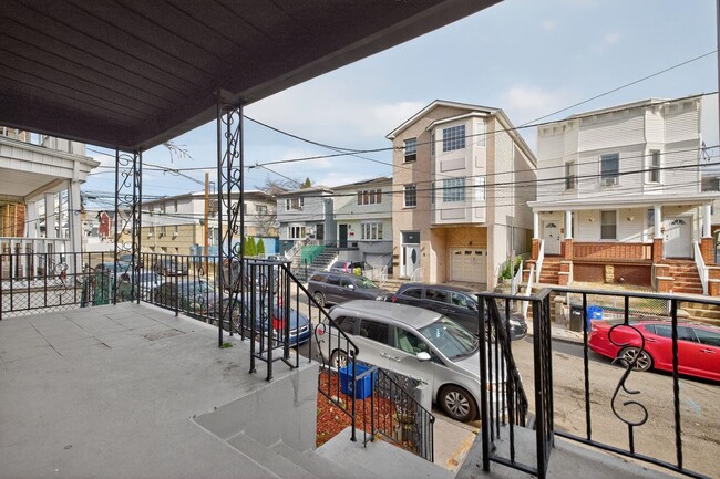 107 Brown Pl in Jersey City, NJ - Foto de edificio - Building Photo