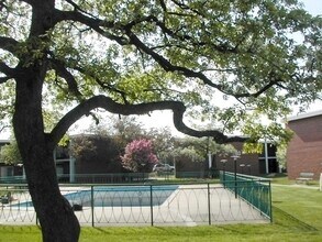 140 E Lake St, Unit 9B in Elmhurst, IL - Foto de edificio - Building Photo