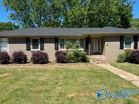 713 Giles Dr NE in Huntsville, AL - Building Photo