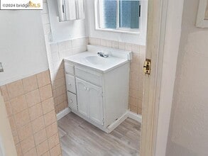 698 Brockhurst St in Oakland, CA - Foto de edificio - Building Photo