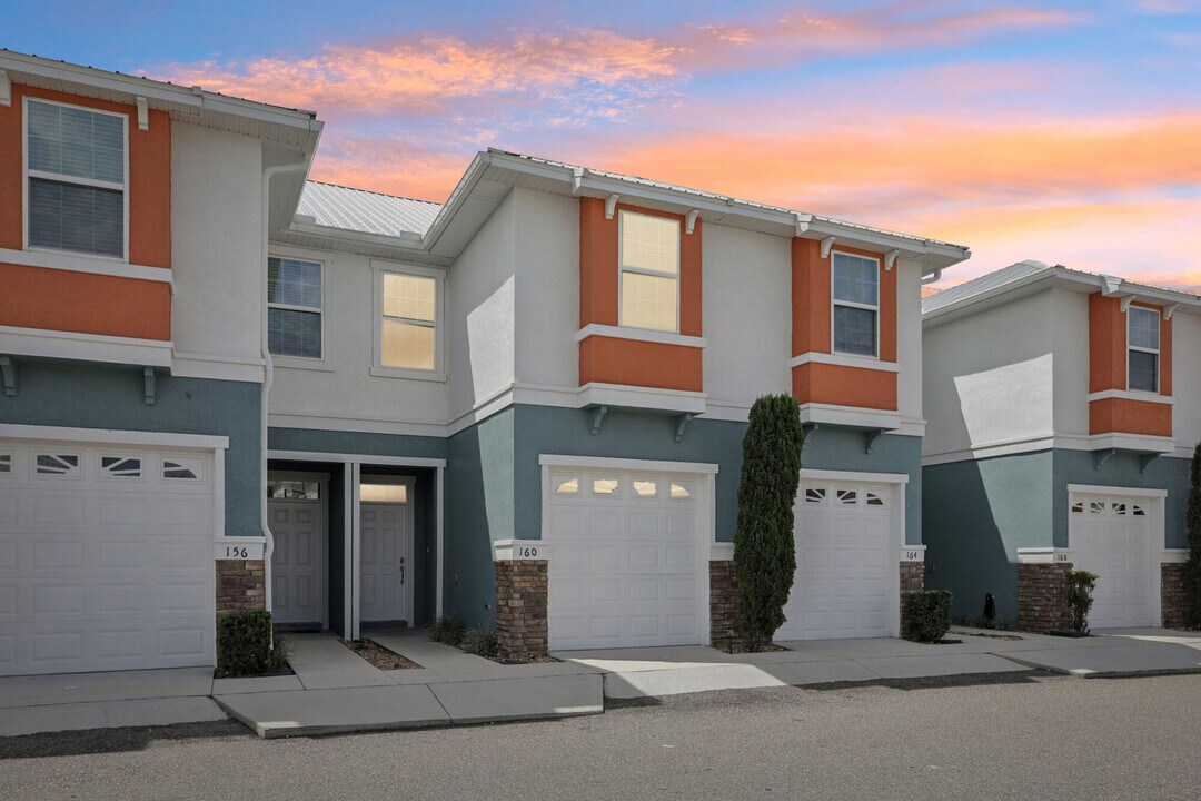 Champion Townhomes in Davenport, FL - Foto de edificio