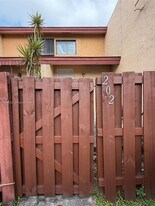 221 W Park Dr in Miami, FL - Building Photo