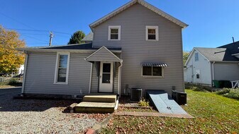 921 S 14th St, Unit Half in New Castle, IN - Building Photo
