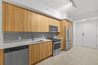 2150 N Bayshore Dr, Unit 1404 in Miami, FL - Building Photo - Building Photo