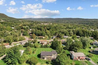 13 Regina Dr in Woodbury, NY - Foto de edificio - Building Photo