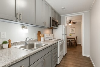 James- Marie Court in Fostoria, OH - Foto de edificio - Building Photo