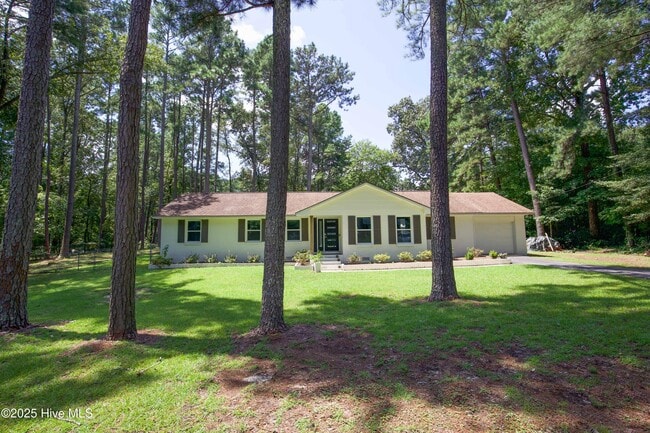906 N Glenwood Trail in Southern Pines, NC - Building Photo - Building Photo