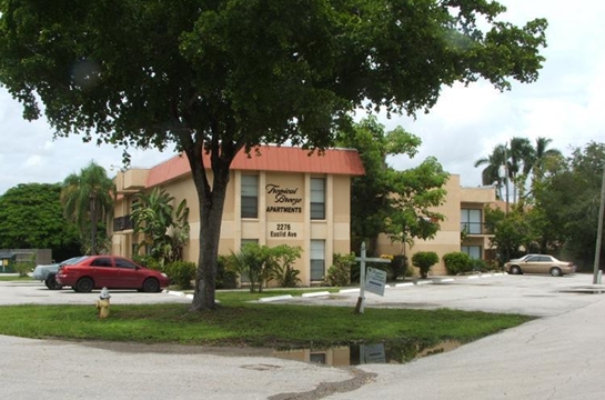 Tropical Breeze Apartments in Ft. Myers, FL - Foto de edificio