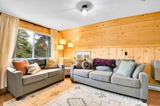 130 Deer Rd in Evergreen, CO - Foto de edificio - Building Photo