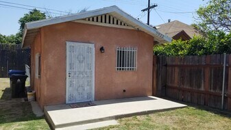 5922 S San Pedro St in Los Angeles, CA - Building Photo
