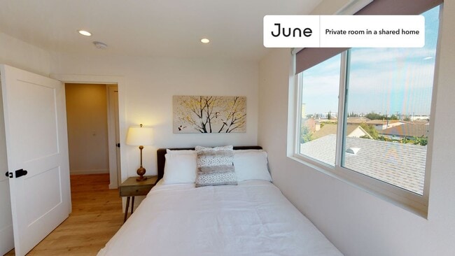 Room in Shared 4 bed/4.5 bath home in Los Angeles, CA - Building Photo - Building Photo